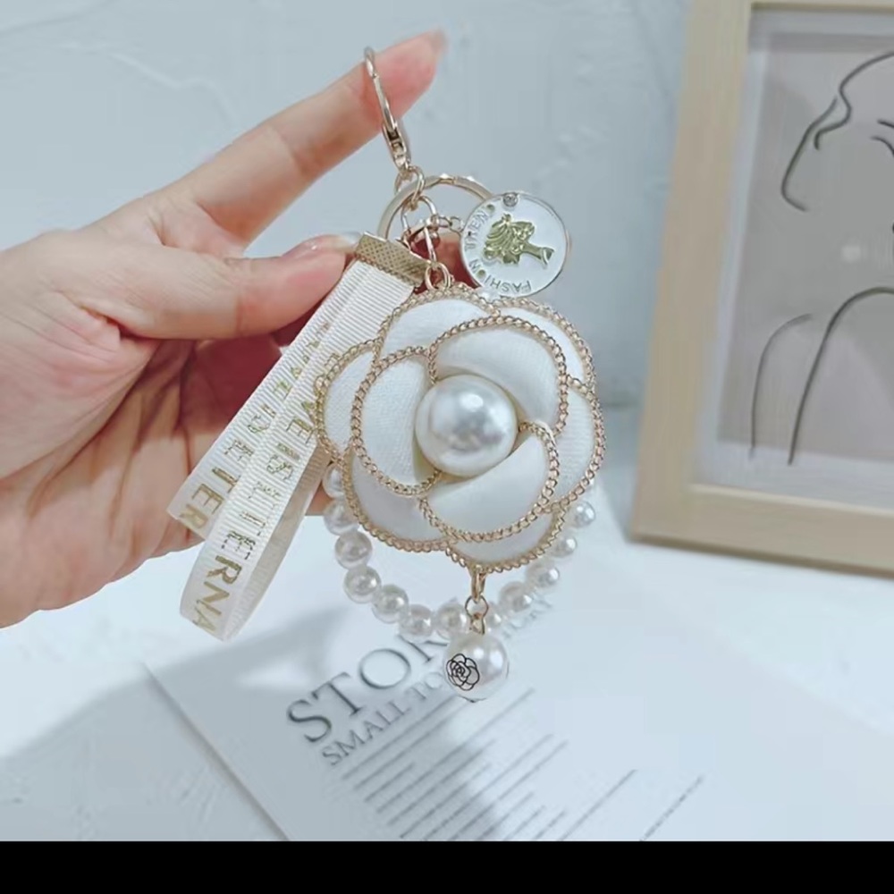 NWT Flower Pearl Elegant Keychain or Handbag Charm no matter how you wear it 🔥 - Picture 5 of 14